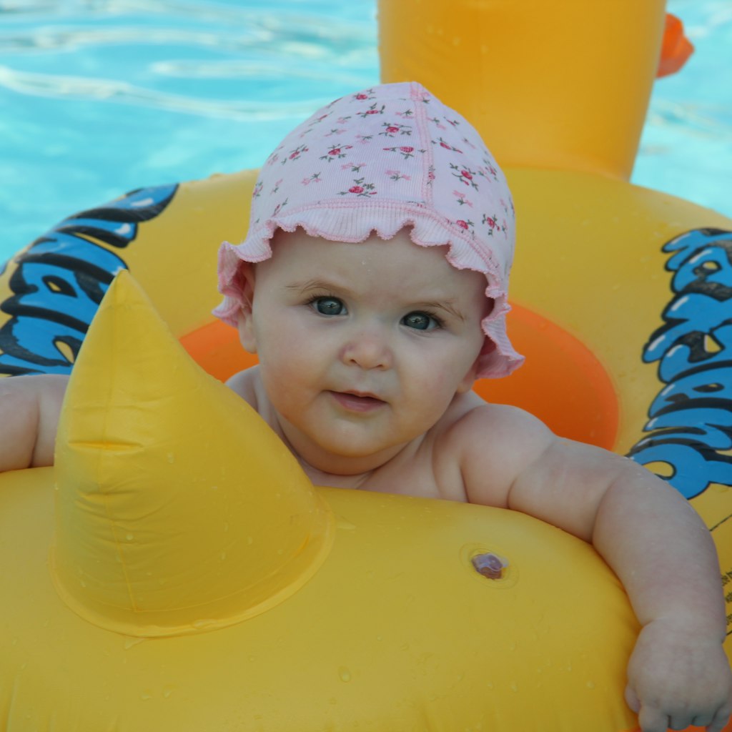 Mãe e bebê em adaptação aquática